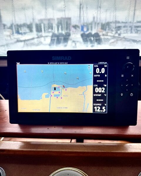 Simrad Cruise 9 GPS chartplotter fishfinder used good condition with mount