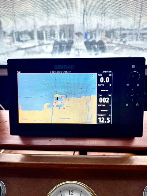Simrad Cruise 9 GPS chartplotter fishfinder used good condition with mount