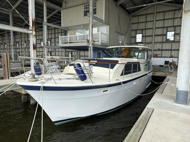 1975 Hatteras 43 Double Cabin – "Lanai"
